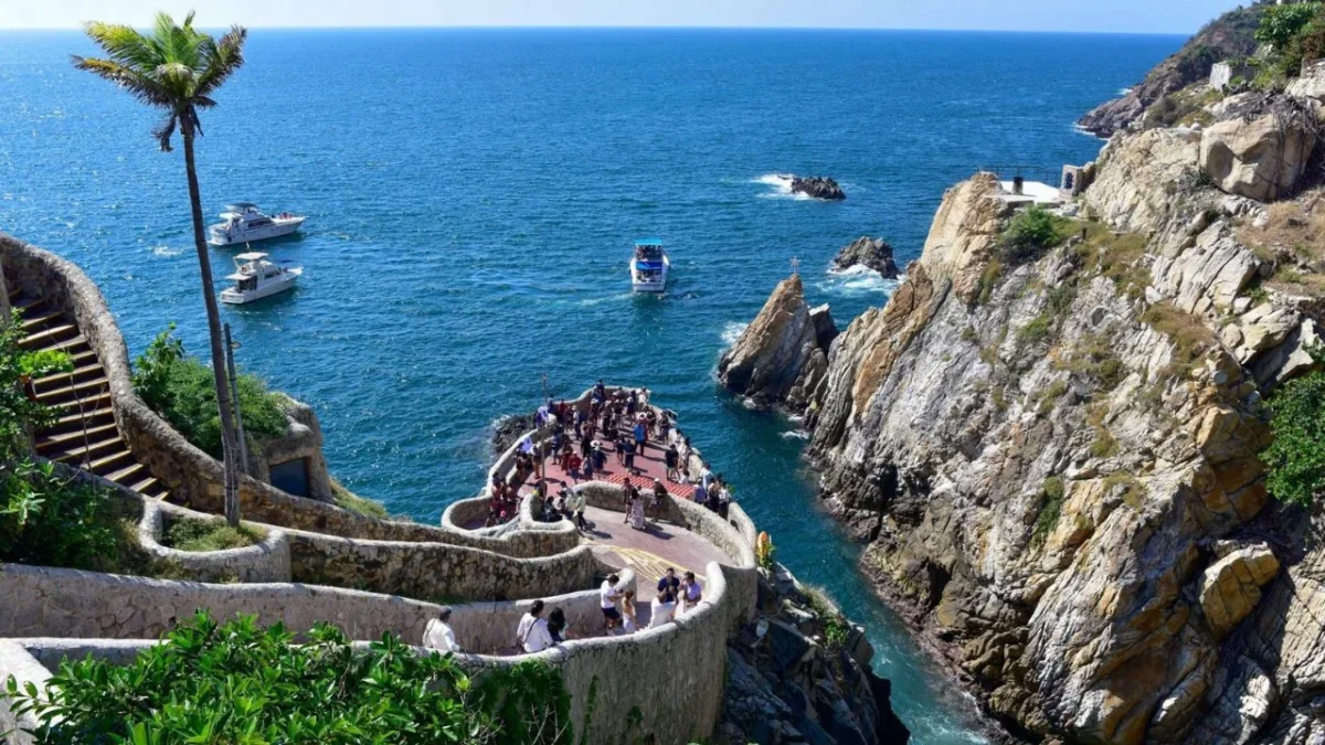 Entre los proyectos de modernización portuaria en el país, la Semar lanzará el Marina Bus, transporte público que iniciará en Acapulco.