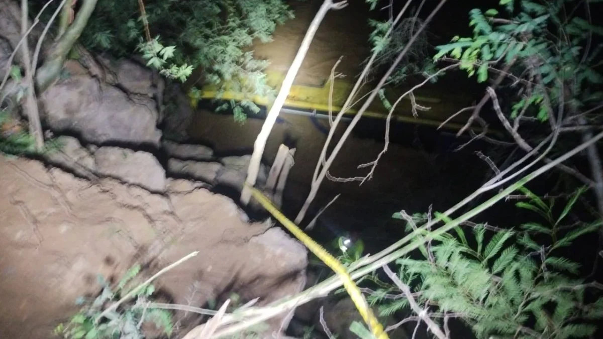 La caída de un autobús de pasajeros al río Tlapaneco, Guerrero, dejó un saldo de al menos 7 muertos, cinco desaparecidos y más de 30 heridos.
