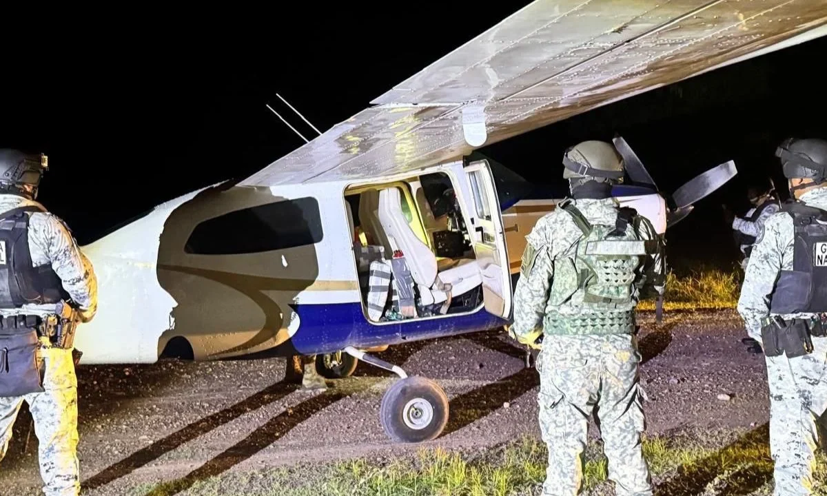 Avioneta asegurada en Colima, fue detectada en El Salvador: Harfuch a Bukele.