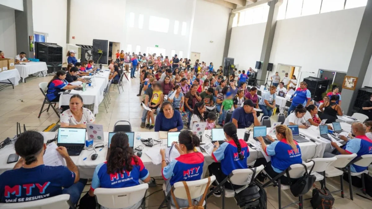 El Ayuntamiento de Monterrey invitó a padres de familia a recoger útiles escolares.
