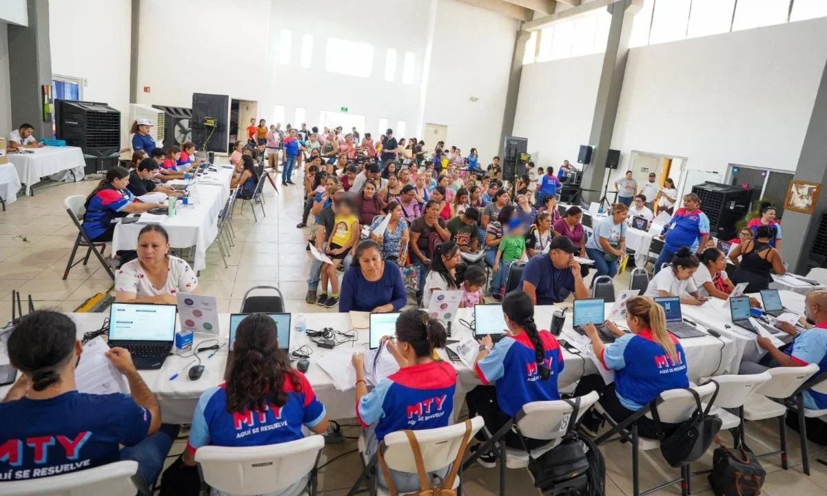 El Ayuntamiento de Monterrey invitó a padres de familia a recoger útiles escolares.