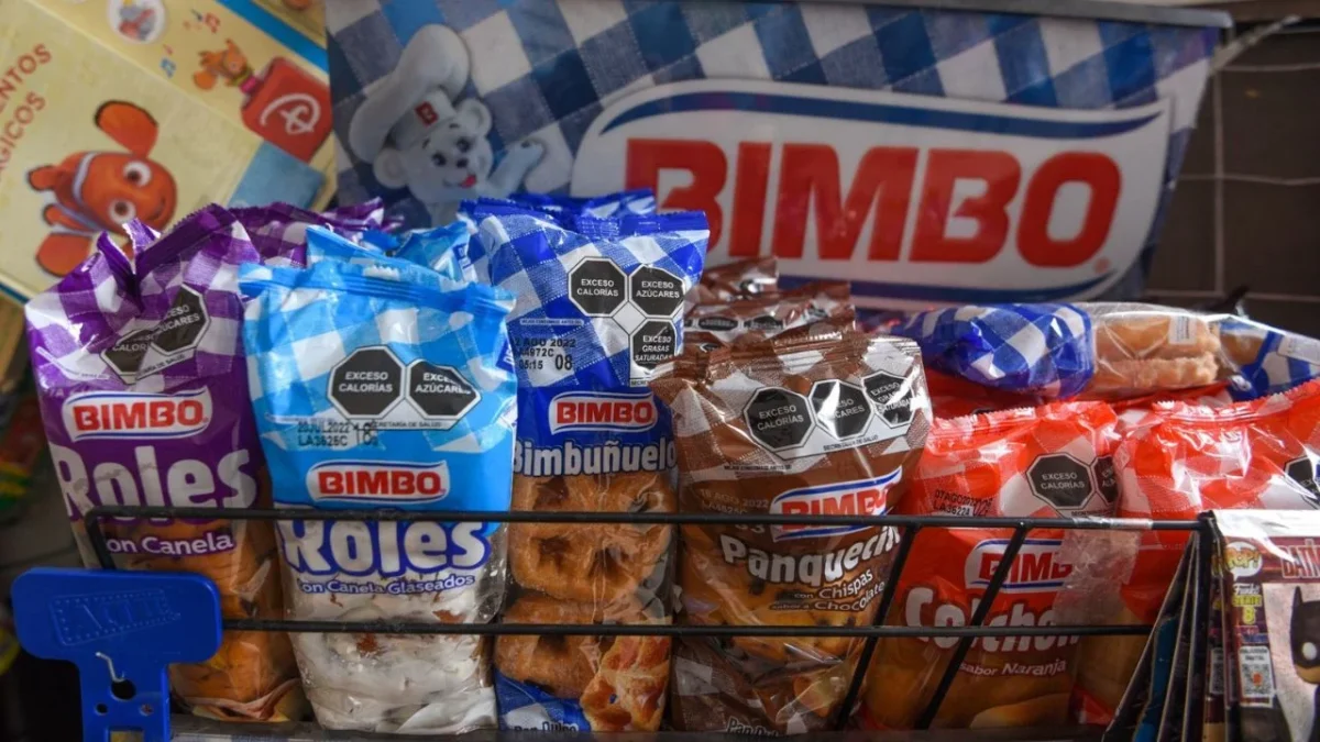 Grupo Bimbo aseguró que el 99% de insumos están libres de colorantes artificiales.
