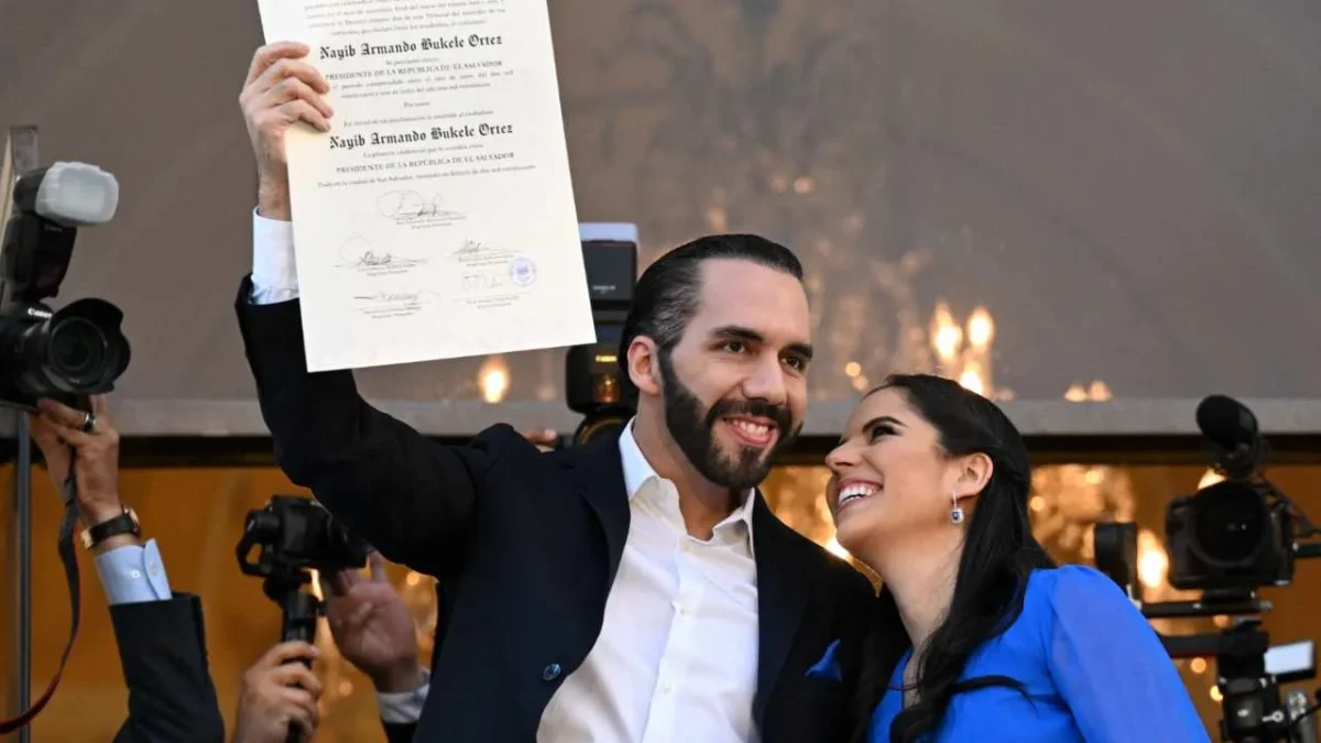 Nayib Bukele sigue la ruta de Daniel Ortega, pues El Salvador abre la puerta a la reelección indefinida.