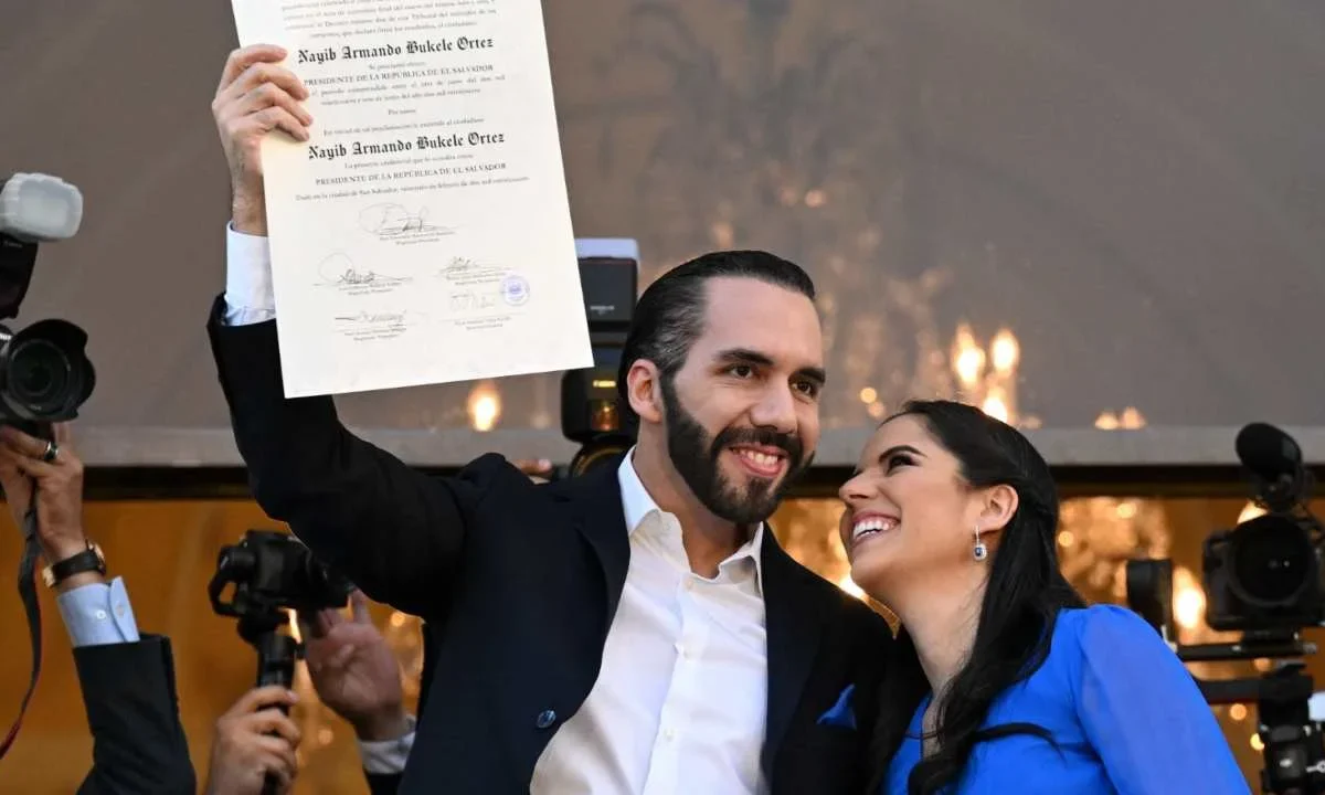 Nayib Bukele sigue la ruta de Daniel Ortega, pues El Salvador abre la puerta a la reelección indefinida.