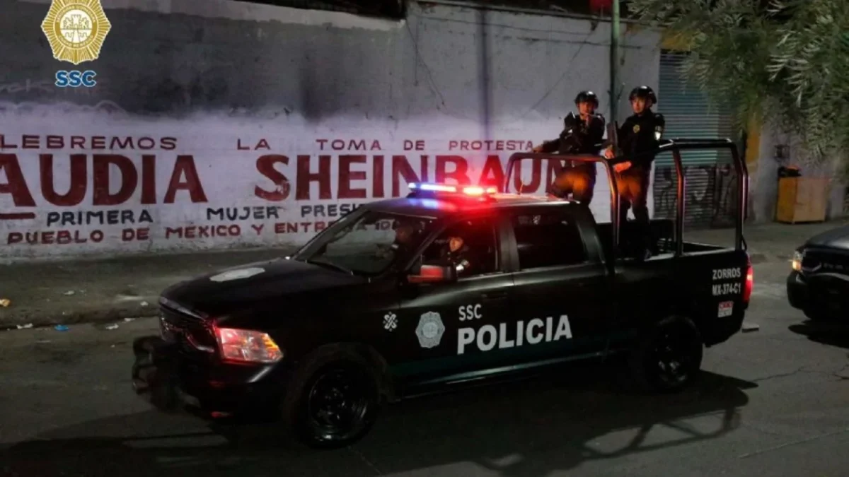 Elementos de la policía capitalina aseguraron dosis de posible mariguana y detuvieron a 23 personas en operativos en Cuauhtémoc.