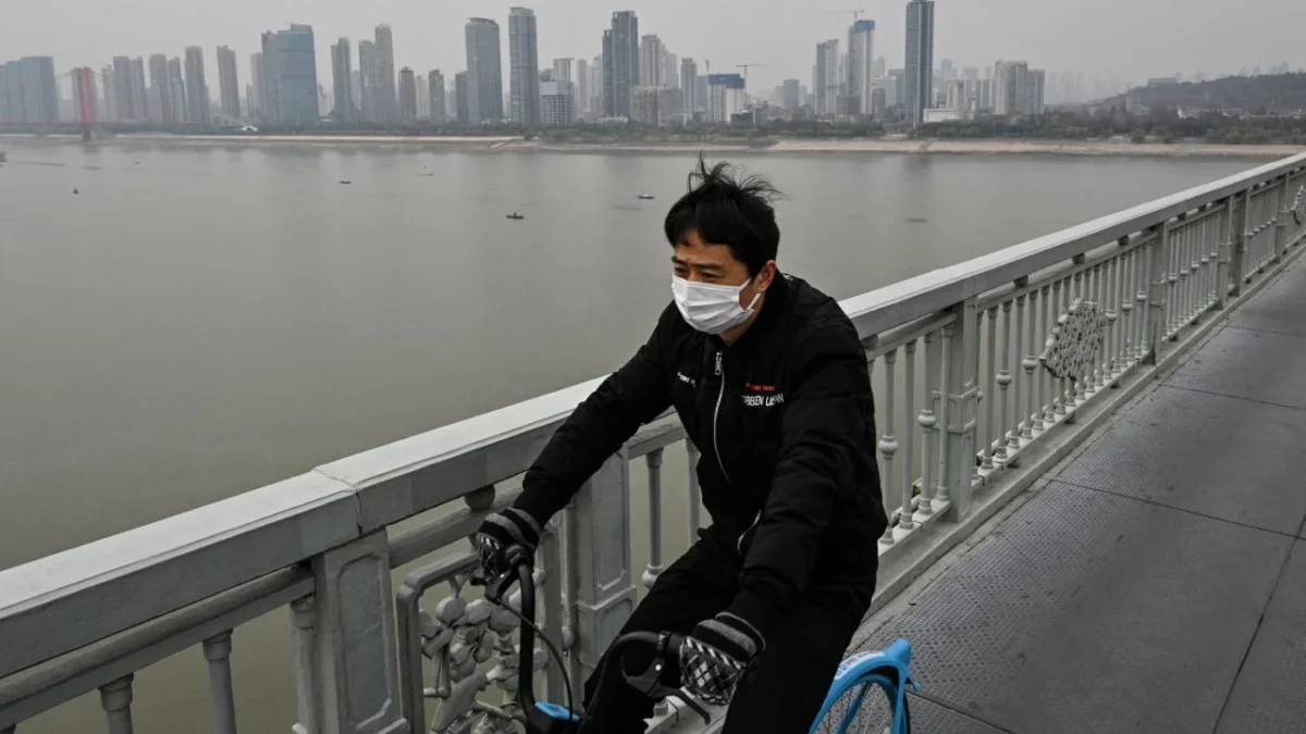 Las autoridades chinas lanzaron una investigación sobre el exalcalde de la ciudad central de Wuhan, informaron el martes dos organismos anticorrupción. Zhou Xianwang fue el principal funcionario del Partido Comunista de esa metrópolis china entre 2018 y 2021, y tuvo un papel importante en el manejo del primer brote conocido de COVID-19.