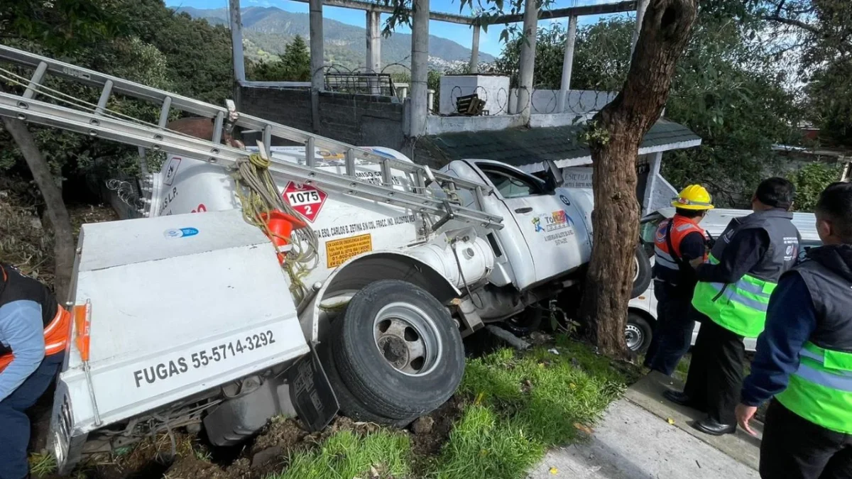 Una pipa de gas quedó ladeada junto a una vivienda en Tlalpan, luego de que el conductor perdiera el control por una falla mecánica.