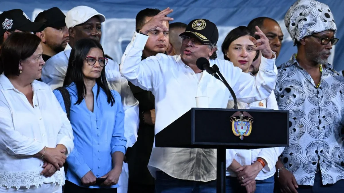 La renuncia de la canciller Laura Sarabia deja un vacío en la diplomacia colombiana en medio del conflicto con Washington, complicando la gestión de la crisis.