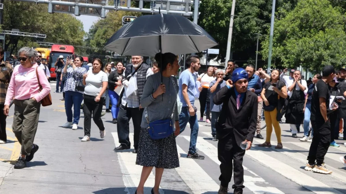 Comerciantes de mercados públicos realizan bloqueos en CDMX y terminan encapsulados
