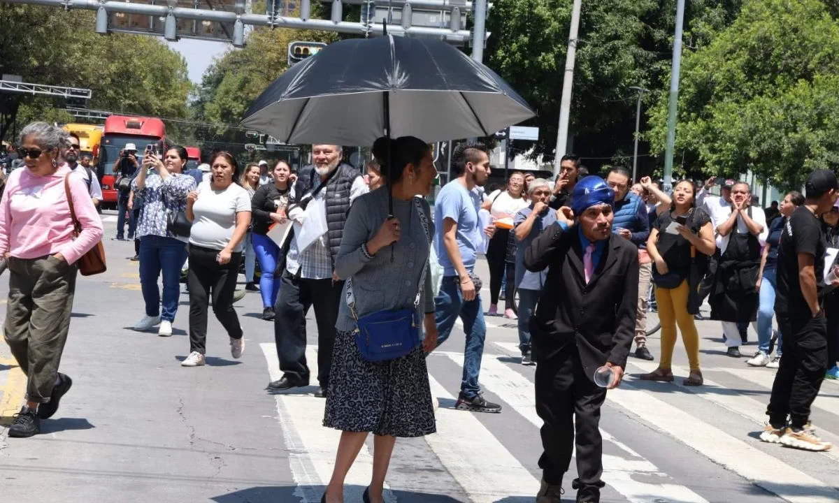 Comerciantes de mercados públicos realizan bloqueos en CDMX y terminan encapsulados