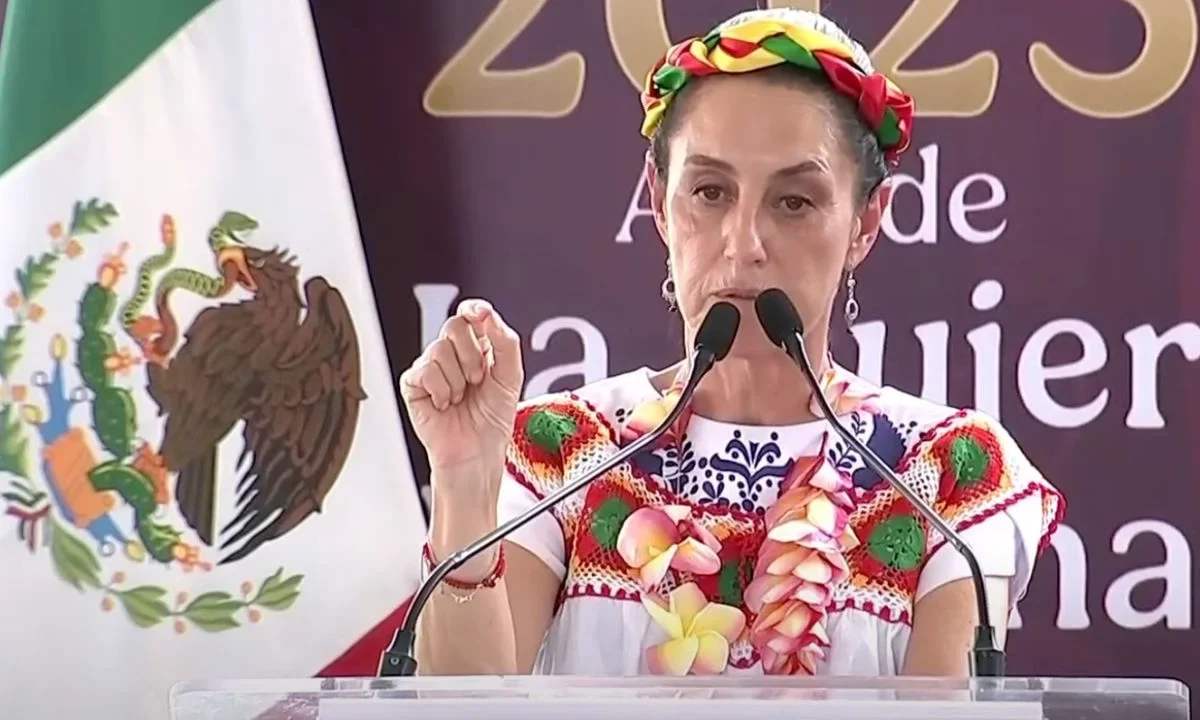En la comunidad de Zaragoza en Acayucan, Veracruz, pueblos indígenas y afromexicanos vistieron y entregaron el bastón de mando a la presidenta de México, Claudia Sheinbaum, en una ceremonia donde saludó a los cuatro puntos cardinales y le hicieron una limpia con hierbas y copal. “Nos amamos como hermanos, nos queremos como hermanos y estamos agradecidos con su presencia”, refirieron en el ritual.