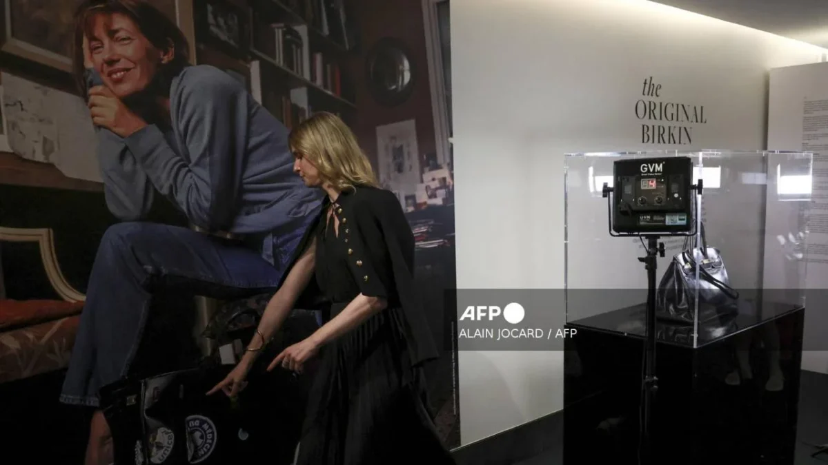 Con récord en una subasta en París, venden el primer bolso Birkin en casi 10 millones de dólares.