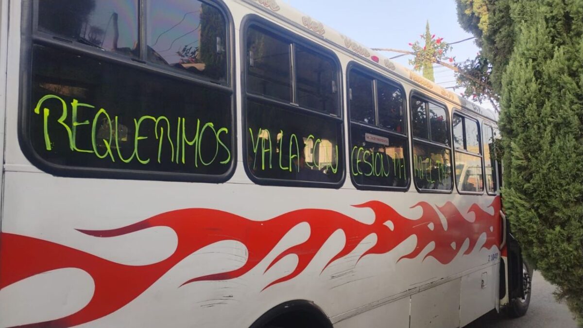 Tras la entrada en operaciones del trolebús Chalco-Santa Martha, integrantes del Trabajadores Unidos y Rutas del Distrito de Valle de Xico, exigieron a la Secretaría de Movilidad del Estado de México (Edomex), que cumpla con los compromisos para llegar a un acuerdo de cómo serán incluidos en este sistema de transporte masiva, a través de las “líneas alimentadoras”.