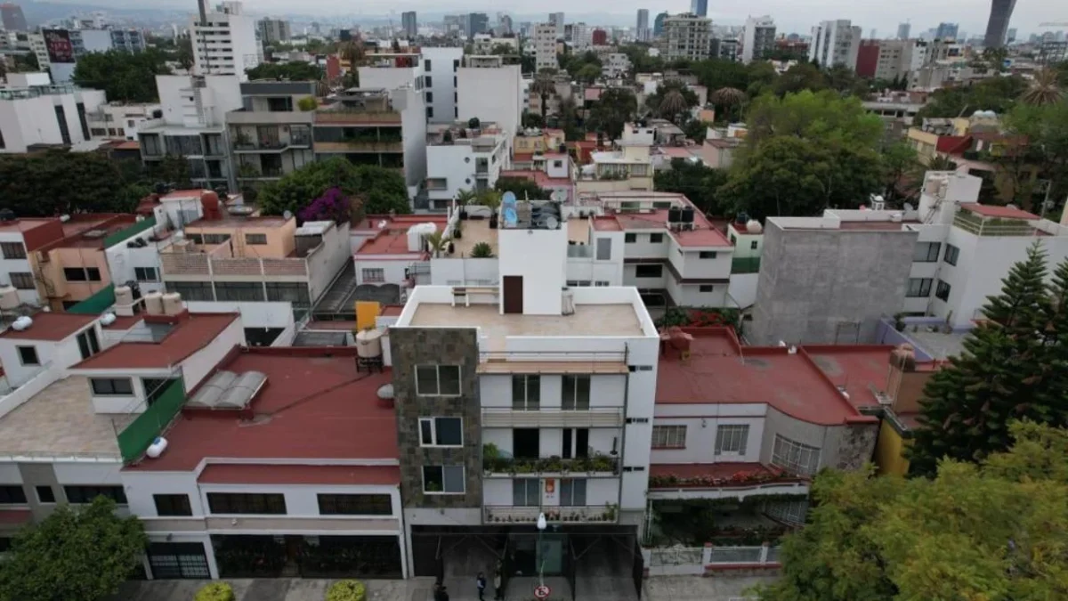 En diciembre de 2023, el Gobierno capitalino presentó inmuebles incautados a funcionarios públicos, implicados en actos ilegales de vivienda.
