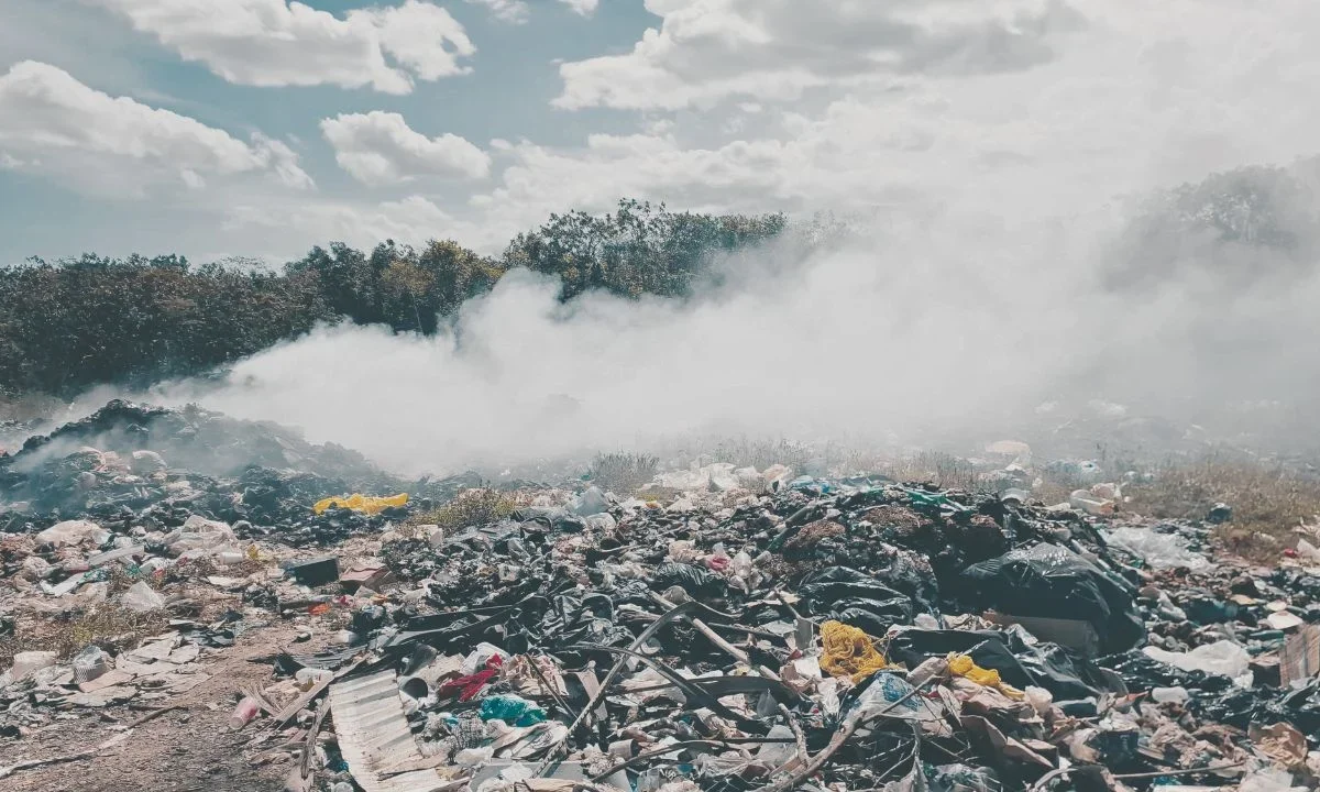 La situación es tal que el humo es constante y los recicladores locales no pueden ingresar al sitio para recuperar materiales útiles y reducir el volumen de residuos.