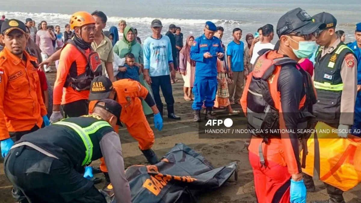 Una embarcación de pasajeros sufrió un naufragio cerca de la Isla de Bali en Indonesia, dejando cuatro muertos y al menos 40 desaparecidos.