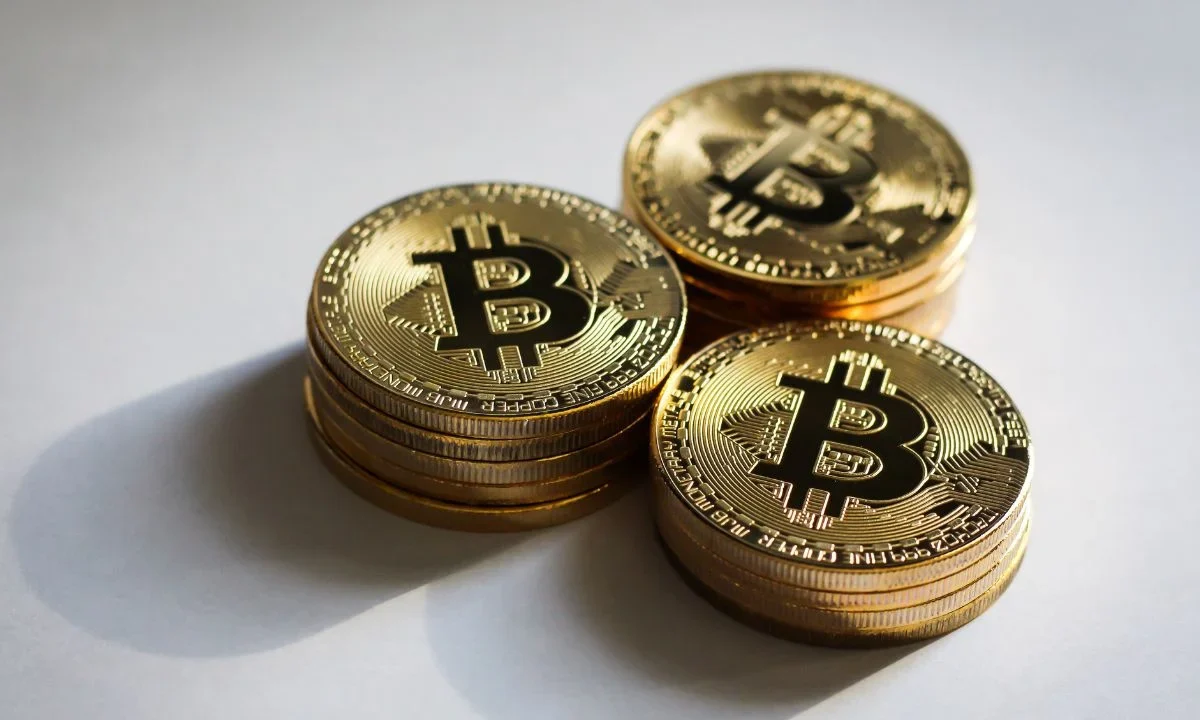 En diversos operativos, agentes de la DEA decomisaron armas, drogas y 10 millones de dólares en criptomonedas a Cártel de Sinaloa.