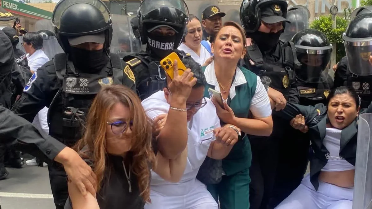 Policías capitalinos desalojan con violencia a trabajadores del IMSS Bienestar en CDMX.