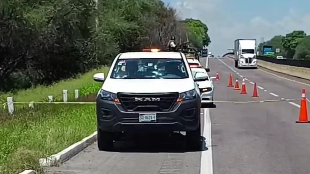 Sujetos armados disparan contra personal de Capufe sobre la autopista Querétaro-Irapuato.