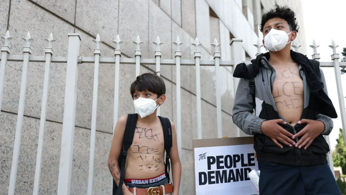 Mientras se debate su legalidad, familias viven con la maleta lista. Para Trump, el mensaje es claro: nadie, ni los niños, queda fuera del radar estatal.