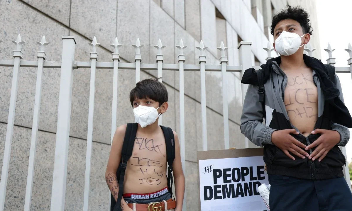Mientras se debate su legalidad, familias viven con la maleta lista. Para Trump, el mensaje es claro: nadie, ni los niños, queda fuera del radar estatal.