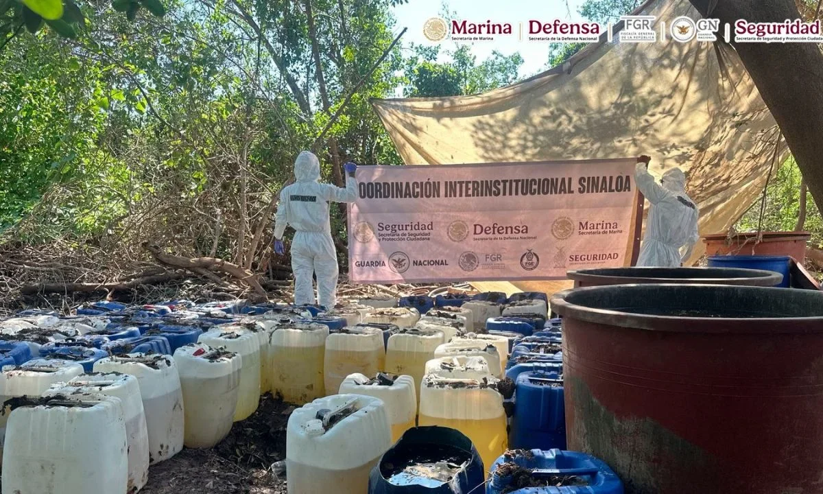 La destrucción de los 'narco laboratorios' tuvo lugar en Novolato, Sinaloa donde se incautaron 5.8 toneladas de mentanfetamina.