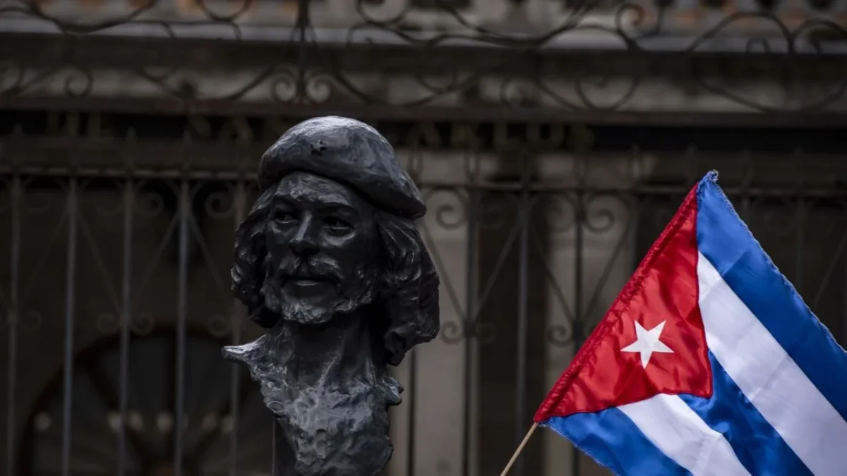 "Intolerante, el retiro de las estatuas de Fidel y el Che"