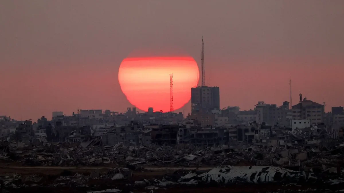 El atardecer en Gaza muestra edificios destruidos mientras crisis sanitaria empeora con meningitis y ayuda bloqueada