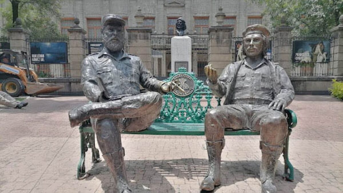 Exhortan a alcaldía Cuauhtémoc a definir futuro de esculturas de Fidel Castro y Che Guevara.