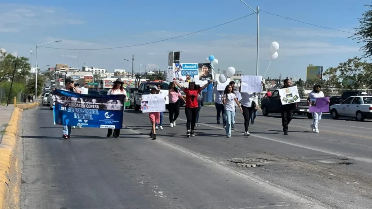 Familiares y amigos de Jassiel Giovanni marcharon en Chihuahua para exigir justicia y castigo al presunto responsable de su muerte.