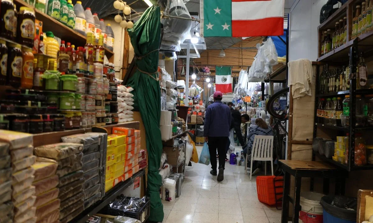 Habitantes y comerciantes de la alcaldía Cuauhtémoc conviven con nuevas culturas y costumbres de otras naciones.