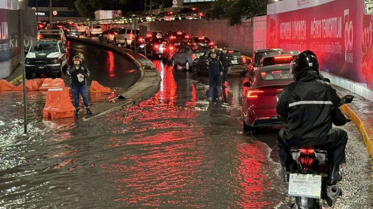 Auxilian a automovilistas ante encharcamientos por fuertes lluvias en la CDMX.
