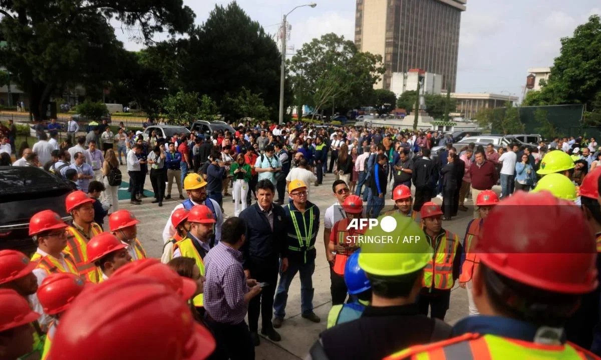 Dos sismos de 5.6 y 5.3 grados de magnitud sacudieron este martes Guatemala, según el servicio geológico estadounidense.