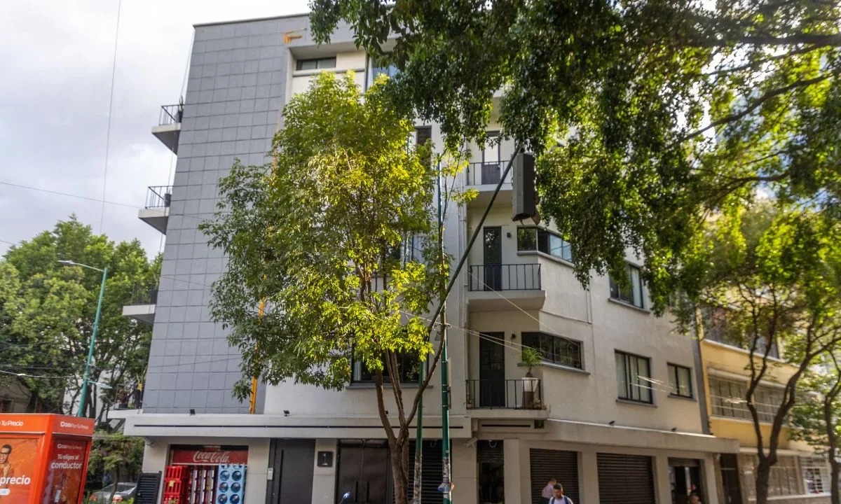 La calle de Berlín es donde se han dado más remodelaciones de inmuebles, cuyo alquiler se elevó considerablemente y obligó a inquilinos o comerciantes a dejar de rentar, reveló el activista. 