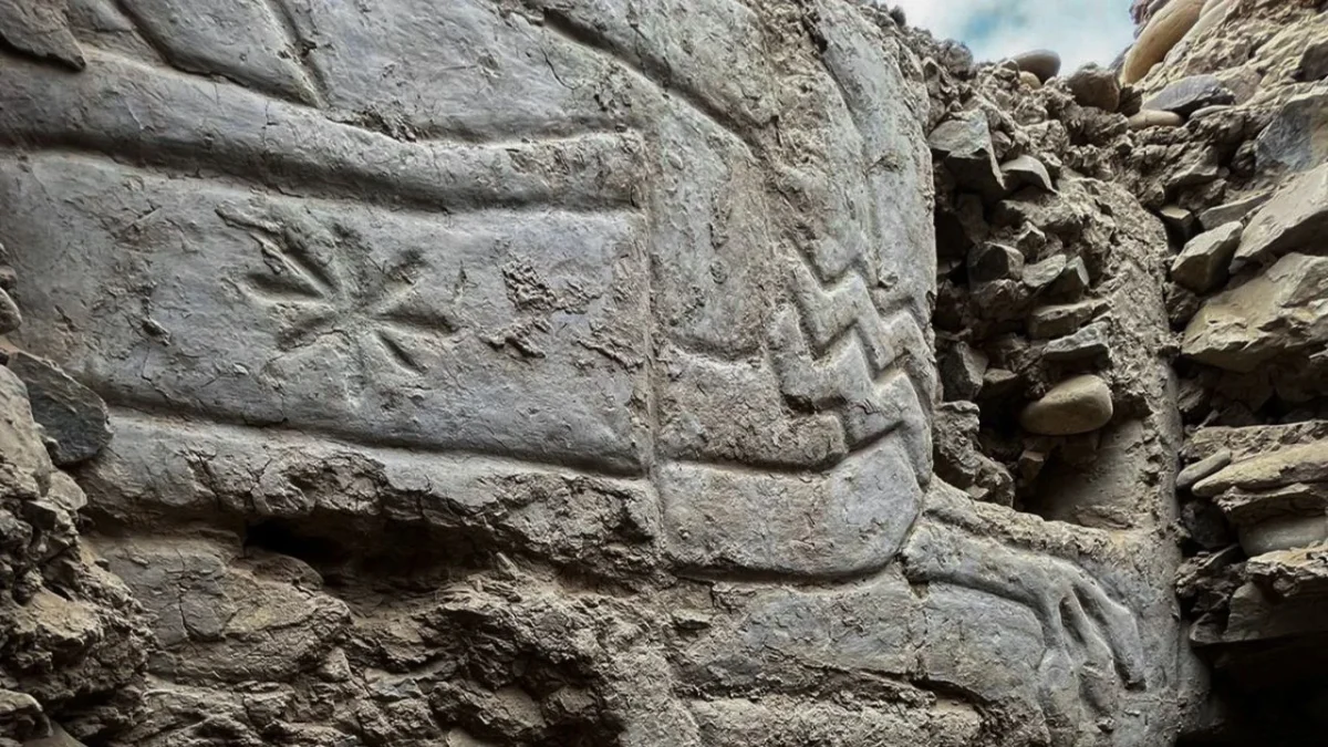 El sitio es uno de los más antiguos de América por sus estructuras de adobe, datadas en el período precerámico tardío.