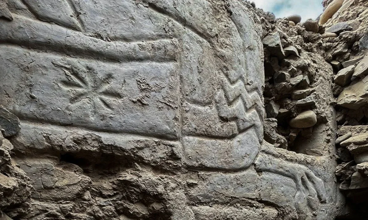 El sitio es uno de los más antiguos de América por sus estructuras de adobe, datadas en el período precerámico tardío.