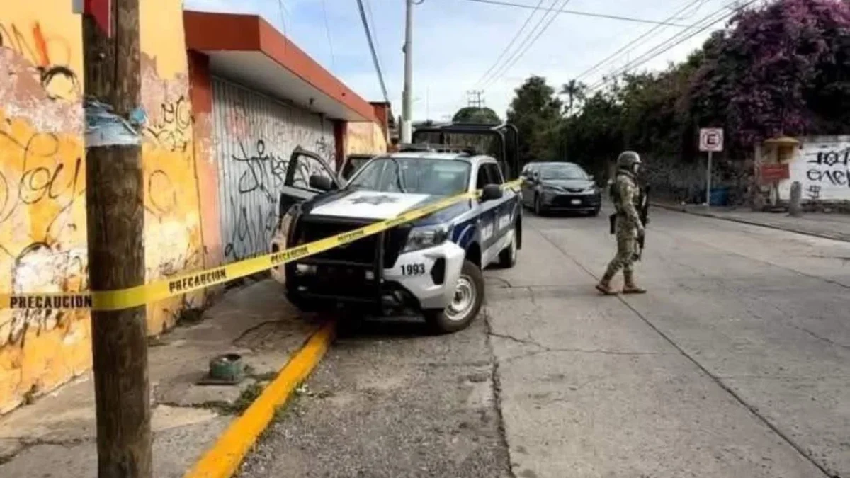 Policías estatales acordonaron la zona donde vecinos hallaron una maleta con restos humanos en San Antón, Cuernavaca.