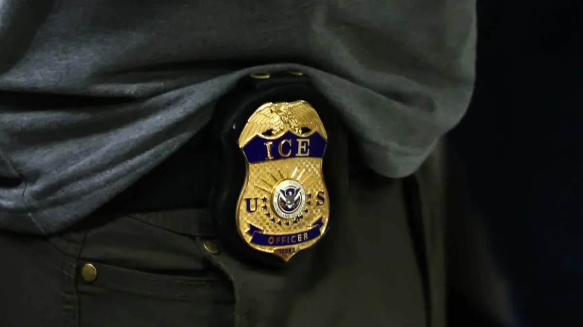 En una publicación de redes sociales, el ICE lanzó la advertencia a empresas para que dejen de contratar inmigrantes sin papeles.