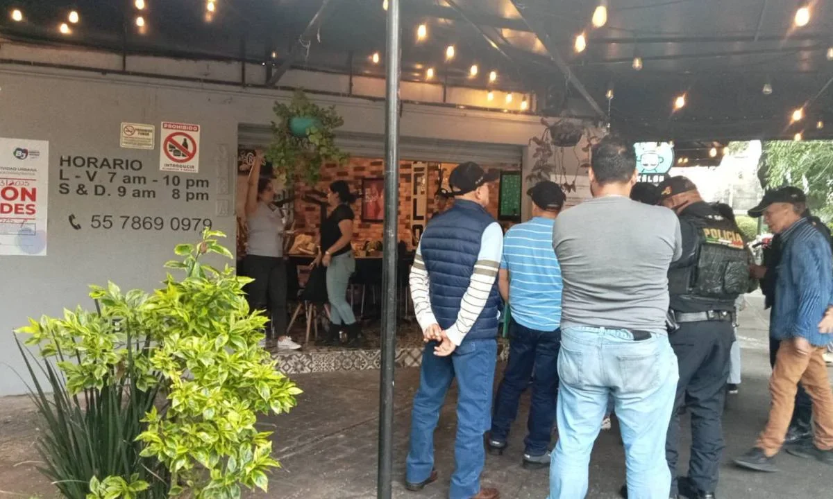 El Invea CDMX atiende a locatarios para regularizar sus establecimientos.