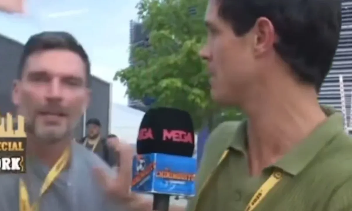 El actor Julián Gil "roba cámara" en "El Chiringuito" y el reportero español lo empuja en vivo.