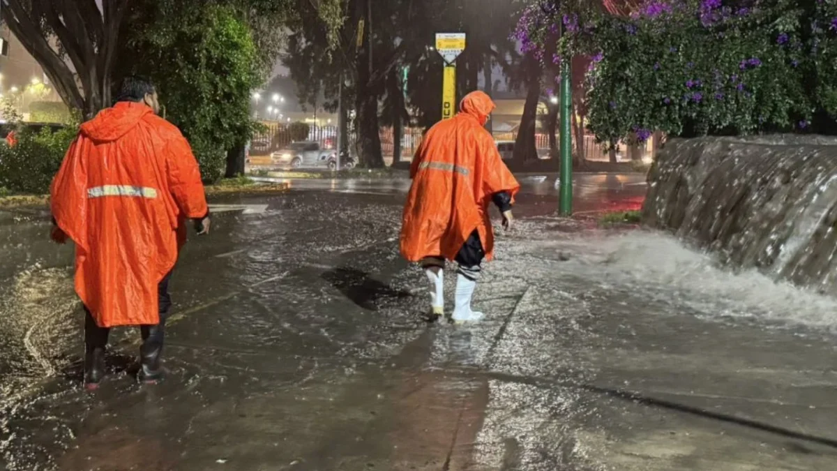 Los fuertes lluvias de este jueves en CDMX provocaron el desbordamiento del Río San Buenaventura, en Xochimilco y encharcamientos.