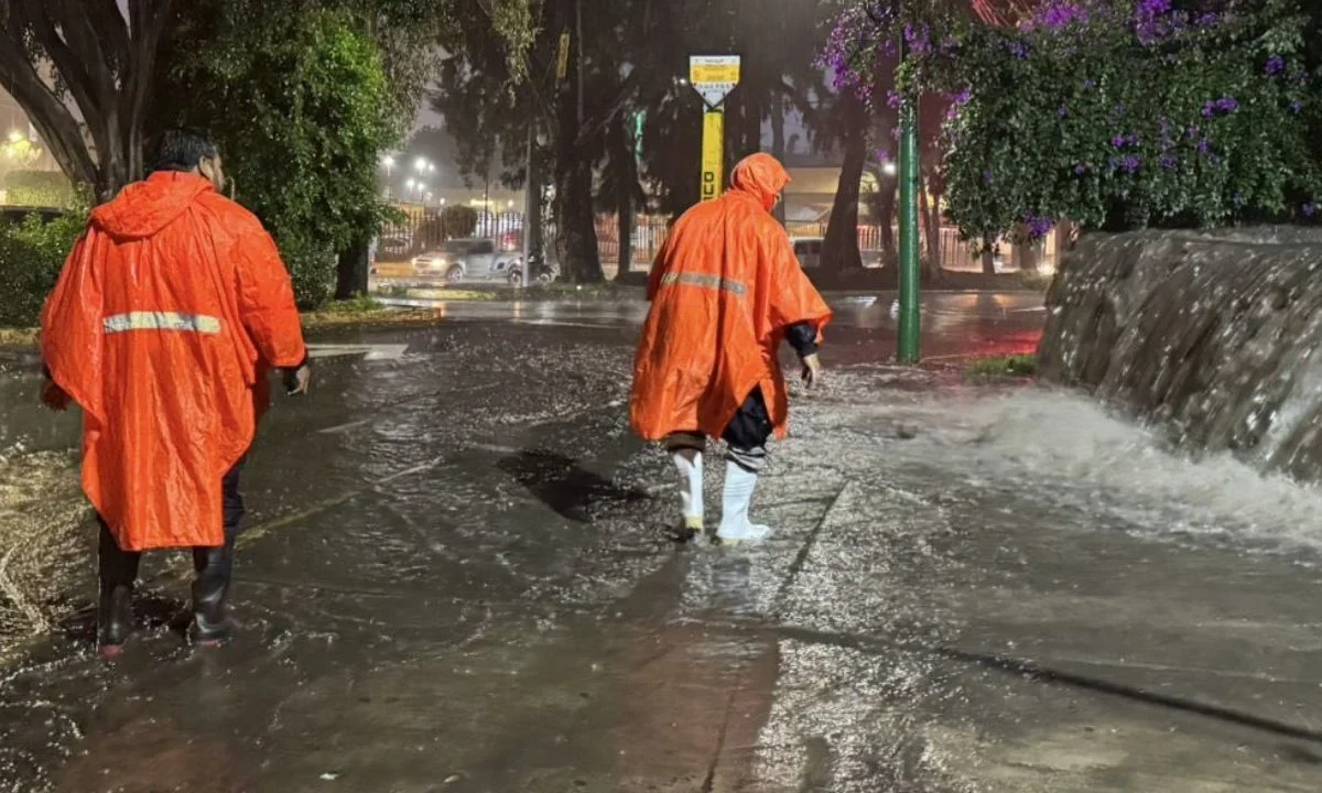 Los fuertes lluvias de este jueves en CDMX provocaron el desbordamiento del Río San Buenaventura, en Xochimilco y encharcamientos.