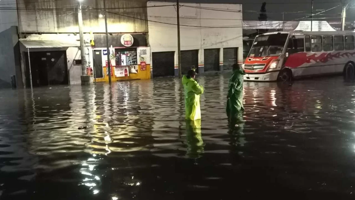 La intensa lluvia registrada la tarde de este miércoles en la capital provocó encharcamientos e inundaciones en la CDMX.