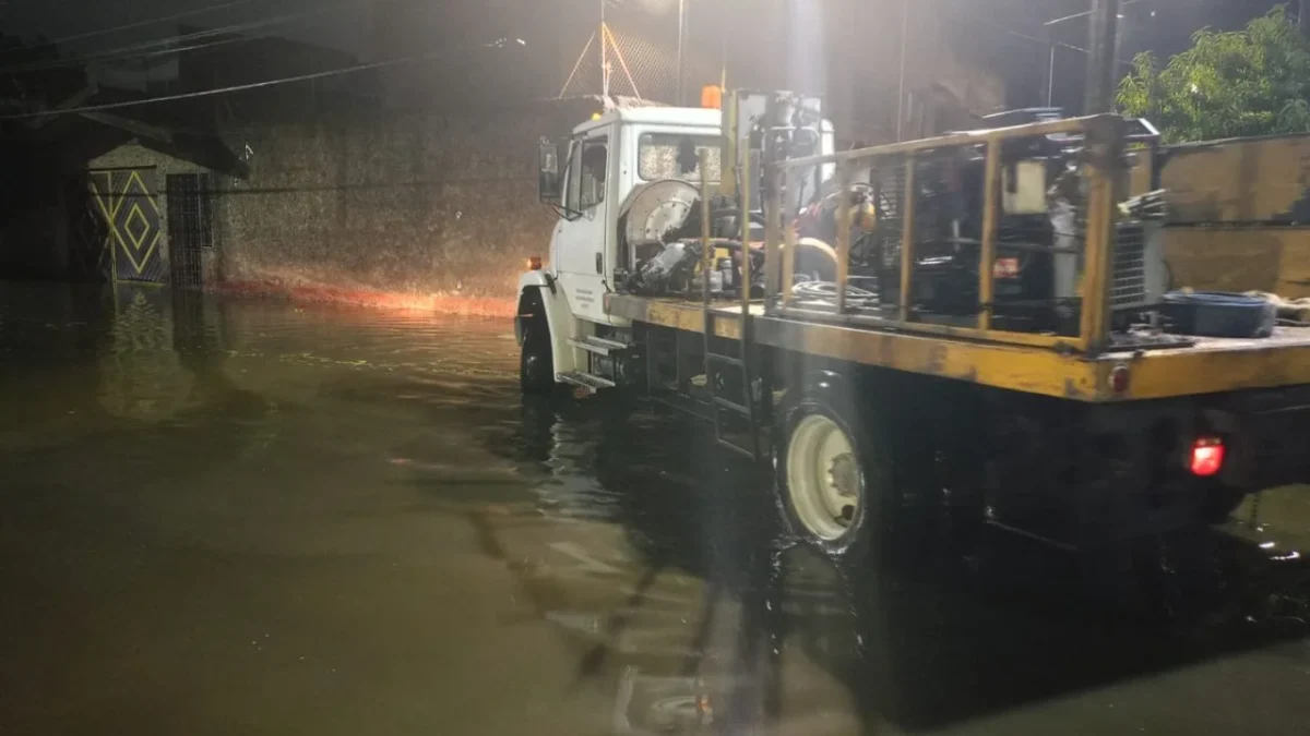 Las lluvias de este jueves en la capital dejaron 12 encharcamientos en Tláhuac, alcaldía con mayores afectaciones.