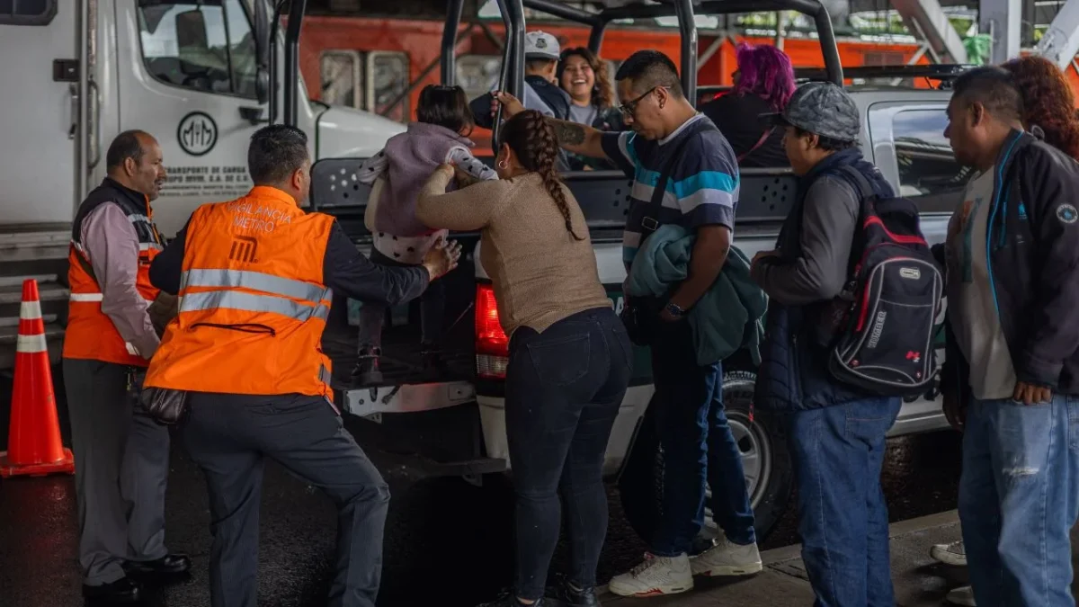 Por altos niveles de agua, la Línea 8 del Metro suspendió la operación de dos estaciones, por lo que usuarios recibieron apoyo para sus traslados; en Iztapalapa se instaló la primera máquina para infiltrar líquido pluvial al subsuelo.