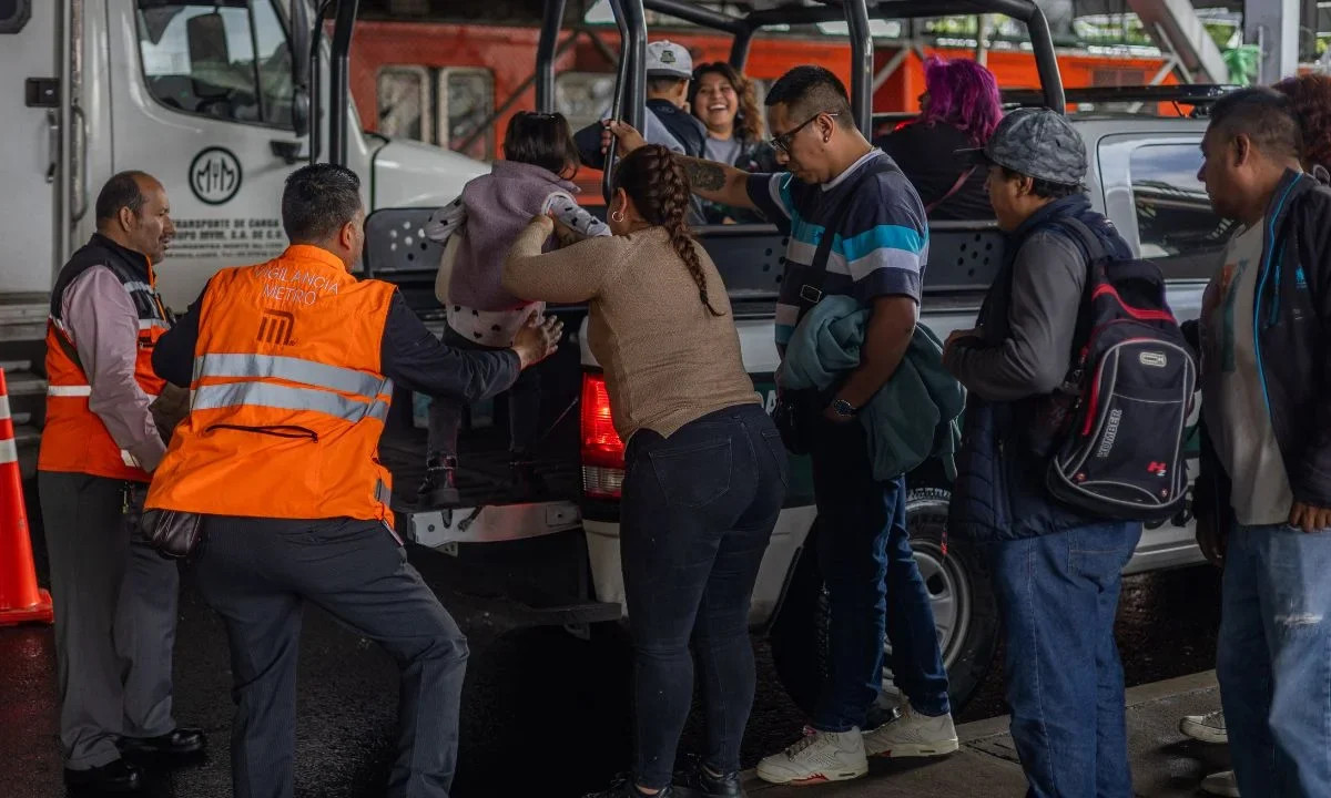 Por altos niveles de agua, la Línea 8 del Metro suspendió la operación de dos estaciones, por lo que usuarios recibieron apoyo para sus traslados; en Iztapalapa se instaló la primera máquina para infiltrar líquido pluvial al subsuelo.