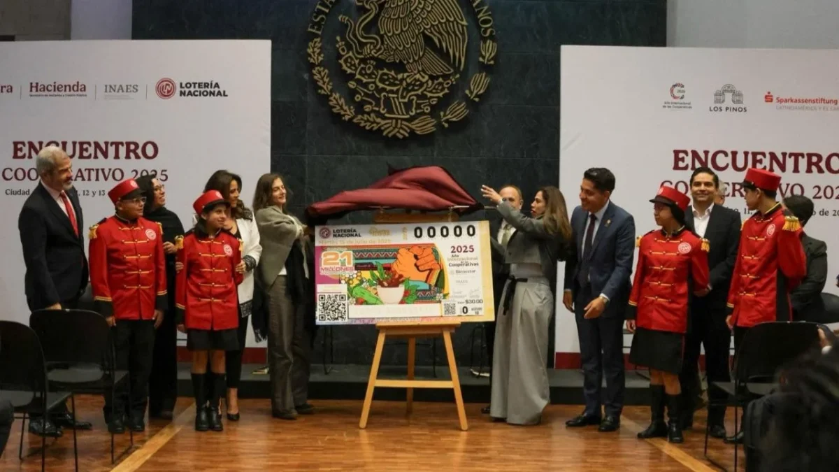 La Lotería Nacional develó el billete del Sorteo Mayor No. 3979 alusivo al Día Internacional de las Cooperativas.