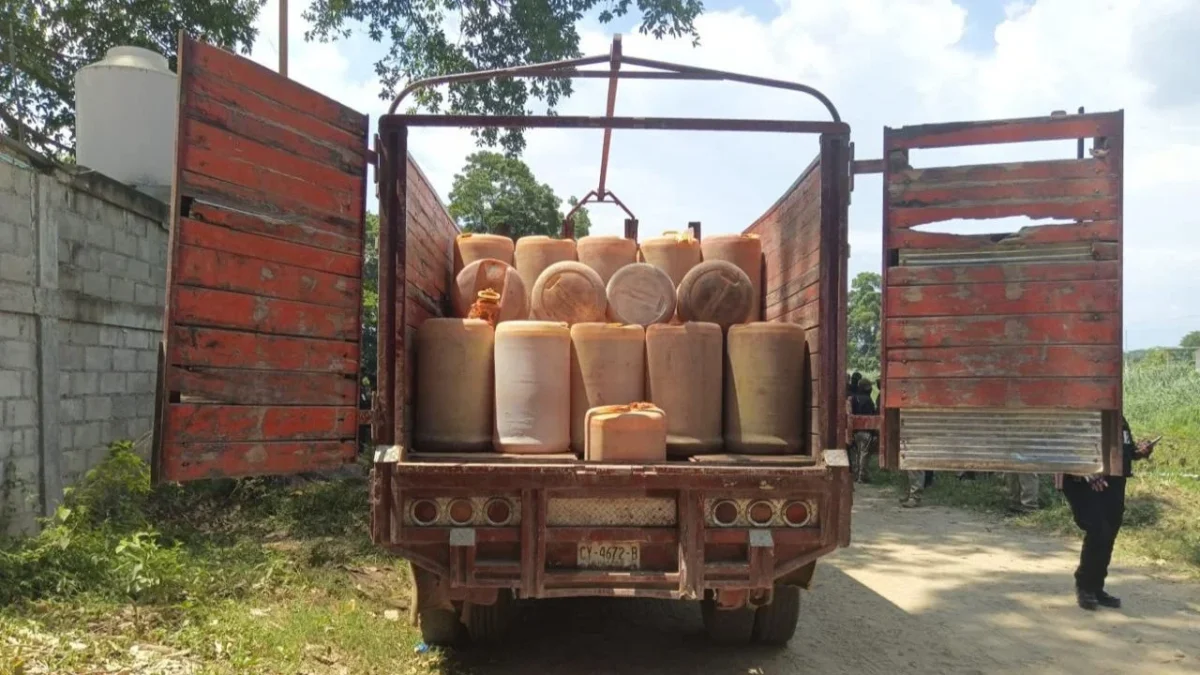 La operación conjunta se desplegó en Ciudad Hidalgo, Chiapas donde aseguraron 150 bidones con posible diesel producto del huachicol.