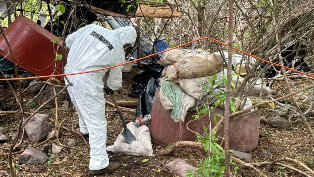 Elementos de la Marina destruye "narco laboratorio" en Culiacán y asegura 950 kilos de metanfetamina.