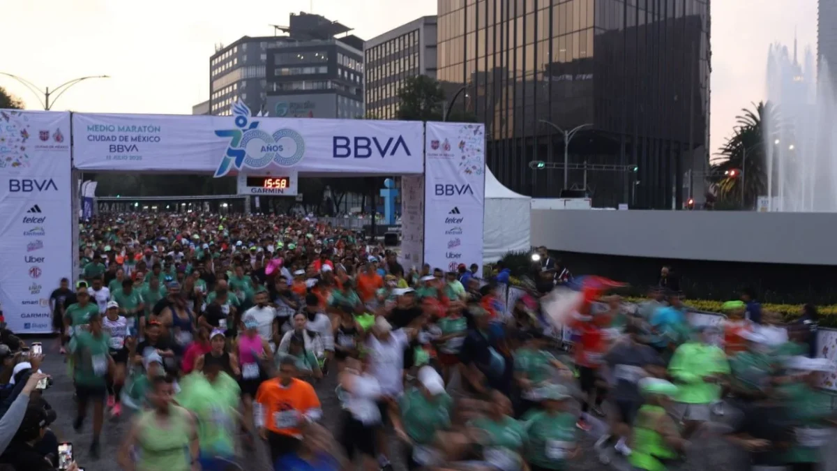 Autoridades capitalinas reconocen a participantes de Medio Maratón CDMX 2025
